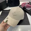 Fit Hat Luxury Beyzbol Kapağı Yaz Şapkası Casquette Mevcut Katı İşlemeli Mektuplar Güneş Koruyucu Şapka Pamuk Moda Şapkası Spor Boş Zamanlı Plaj Şapkası Seyahat Denim Kapakları