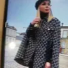 デザイナーの女性ケープウールオーバーコートファッショントレンチコートレディージャケットレタープリントプリントフード付きコートトップラップアラウンド服