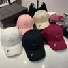 Fit Hat Luxury Beyzbol Kapağı Yaz Şapkası Casquette Mevcut Katı İşlemeli Mektuplar Güneş Koruyucu Şapka Pamuk Moda Şapkası Spor Boş Zamanlı Plaj Şapkası Seyahat Denim Kapakları