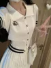 Robes de travail Collège Costume Femmes Polo Col Tricot Cardigan Jupe Plissée Épissée Coréenne Solide Mince Doux Mode Été Dame Doux Deux Pièces Ensemble