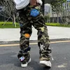 Kamuflabe dżinsy z High Street Męskie haftowane plastry streetwear marka mody American Hip Hop proste Casual Cargo Pants 240111