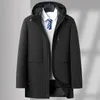 Erkeklerin aşağı ceketi, orta uzunlukta, kış çıkarılabilir iç astar, gevşek ve kalınlaşmış, babanın üst düzey ceketi