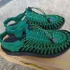 Nuevo estilo de verano, zapatos de malla transpirables informales para hombre, zapatillas para mujer, zapatos antideslizantes para senderismo al aire libre, sandalias coloridas tejidas size35-48