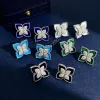 Pendientes de joyería de diseño Nuevos pendientes de diseño Lujoso diseño tallado con diamantes tachonados de cuatro pétalos de flores para mujer Pendientes de diseñador P05