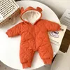 Ubrania dla niemowląt zimowe dziecko plus aksamitne bawełniane kombinezon kreskówka długotrwały romper zagęszczenie ciepło 240110