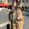 Sciarpe Sciarpa femminile invernale versione coreana di tutto con scacchi classici britannici ispessiti studenti autunno inverno collo maschile caldo lo Q240111