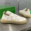 أزياء زوجين مدار جديد شبكي أحذية رياضية واحدة 2024 Women Sneakers Shoes Float Botteega Canvas مصمم غير رسمي للرياضات الرجال Venetas Mens Step Socks Coconut JBQA