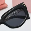 Solglasögon Designer Cat Eye Solglasögon MUI Kvinnor 2024 Ny European American Fashion Geometric Aesthetics Cool Glasses Multi Color Option UV400 Shades Lady Vx8a