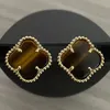 Designer 15mm bredtillverkning av Sterling Sier Plated Gold Stud Earring för kvinnor Chalcedony Diamond Four Leaf Cloverörhängen smycken