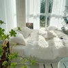 Marca inverno super quente macio coral veludo conjunto de cama ins sólido branco pelúcia sair capa acolchoada saia cama com pom-pom 240111
