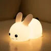 1pc Jade lapin en silicone lumière nocturne, cadeau créatif USB charge froide chaude à sept couleurs télécommande Toux de rotation avec lumière LED de sommeil pour décoration de chambre