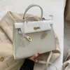 verkoop vrouwen schoudertas 6 kleuren eenvoudige en veelzijdige vaste kleur dik lederen handtas klassieke lychee handtassen elegante sfeer gouden buckle messenger tassen 8238