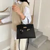 verkoop vrouwen schoudertas 6 kleuren eenvoudige en veelzijdige vaste kleur dik lederen handtas klassieke lychee handtassen elegante sfeer gouden buckle messenger tassen 8238