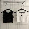 レターバッジタンクトップデザイナーベスト女性用クロップドTシャツは、ノースリーブファッションタンクスポーツトップヨガベスト