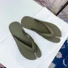 Beroemde designer nieuwe niche-slippers met gespleten teen en teenpantoffels Vrouwelijke zomermode platte strandslippers zacht en goed bij de trend