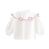 Les petites filles aiment la chemise de broderie de coeur en bas âge enfants falbala revers simple boutonnage à manches longues princesse hauts 2024 printemps enfants vêtements en coton Z6643