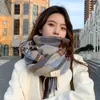 Sciarpe Sciarpa femminile invernale versione coreana di tutto con scacchi classici britannici ispessiti studenti autunno inverno collo maschile caldo lo Q240111