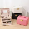 Display Dreischichtige tragbare Reise-Schmuckschatulle Schmuck-Organizer und Präsentationsbox Ohrringe Halskette Ring Verpackungsbox mit Spiegel