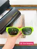 Lunettes de soleil de créateurs En , la blogueuse de mode féminine BB Sunglasses achètera des lunettes de soleil du même type pour le shooting street po UQQ5