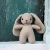 Altre arti e mestieri Simpatico coniglio lavorato a maglia per bambini farcito giocattolo Cartoon coniglietto fatto a mano giocattoli di peluche Neonato Maniglia Kid Bambole che dormono presto Regali doccia YQ240111