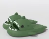 2024 Designer Shark Sabots Crocodile Pantoufles Sandales de plage Chaussures de sport de plein air confortables et douces Pantoufles de mode de luxe d'été