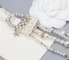 2024 Collier de pendentif de pull de chaîne longue de charme de qualité de luxe avec des perles de diamant et de coquille de nature trois couches de broche de conception PS3765A