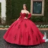 Röda quinceanera klänningar ärmlösa spetsapplikationer bollklänning från axelfjäderkorsetten vestidos para xv anos