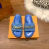 Designer-Sommer-Strand-Pool-Kissen zeigen neuen Stil, Luxus-Slipper, Damen-Prägung, Schuhe, Leder-Sandale, Sonnenuntergang, flache Gummi-Außensohle, Slides-Sandalen