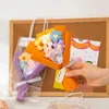 Anderes Kunsthandwerk, fertiger Blumenstrauß mit Geschenktüte, Mini-Häkelsträuße, handgewebte Blumen, Valentinstagsgeschenk, Hochzeitszubehör, Dekoration YQ240111