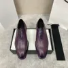 Designermode, Luxusmode, neue Herren-Business-Lederschuhe der Marke, niedrig geschnittenes Kalbsleder zum Schnüren mit blauer/weinroter Farbe, geeignet für alle Jahreszeiten