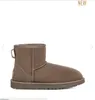 Femmes Classic Mini bottes de neige Doux et confortable en peau de mouton garder des bottes chaudes Chaussures décontractées avec sac à poussière de carte wox vente chaude Beaux cadeaux F25U