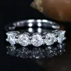 クラスターリングCosya D Color Moissanite Ring for Women 925 STERLING SILVERメッキホワイトゴールドラウンドカットエターニングダイヤモンドバンドウェディングジュエリー