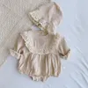 Spring Baby Girl Romperhat Bodysuit Stroje z długim rękawem 2PCS Bawełniany lniany koronki Ruffles Dziewczyny Ubranie dla dzieci 024m 240110