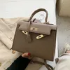 verkoop vrouwen schoudertas 6 kleuren eenvoudige en veelzijdige vaste kleur dik lederen handtas klassieke lychee handtassen elegante sfeer gouden buckle messenger tassen 8238