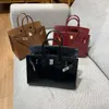 Tasarımcı çantaları lüks moda kılıfları harici olarak dikilmiş kutu deri çanta üst düzey deri çanta parlak ineği tek omuz crossbody çantası moda kadın 2024
