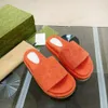 Lüks Tasarımcı Terlik Kadın Yaz Terlik Tasarımcı Erkekler Kalın Sole Terlik Anti Slip Yumuşak Sole Moda Terlikleri Yeni Terlik Sandalet Düz Ayakkabı 35-45