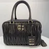 Lady Luxury Miui Matelasse Diseñador Bolso de bolos Moda para mujer Embrague de cuero Bolsos de hombro cruzados Asa superior Bolso de viaje Bolso de viaje para hombre Bolso de honda de alta calidad