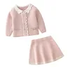 Dame-Stil kleine Mädchen gestrickte Kleidung Sets Kleinkind Kinder Blütenblätter Revers Langarm Pullover Strickjacke Rock 2 Stück Kinder rosa Prinzessin Outfits Z6640