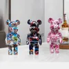 الأشياء الزخرفية التماثيل الملونة على الجدران الدب الدب شخصيات Bearbrick تمثال العنف راتنجات الدبوس المكتب الإكسسوارات