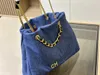 Borsa firmata 2024 Vento Estate Piccola Peso chiaro Moda Semplice Grande Lettera Maglia Borsa da donna di marca di moda Borsa per la spesa alla modaborse di design