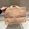 Solid Plush Clutch Handväska mjuk sammet designer tygväska vinter varm ullkvinna shopping totes väskor kvinnor ull lyxys handväskor student klass bok handväska dhgate