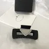 16 Cores Designer de Luxo Estilo Simples Grampos de Cabelo Maçante Triângulo Invertido Moda Plugs Clipe Para Mulheres Presente Grampos de Cabelo Acessórios de Cabelo de Alta Qualidade