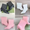 Nueva moda para mujer Botas de lluvia Botas de tobillo impermeables de goma de diseñador Media bota blanca y negra Zapatos superiores clásicos con caja 510