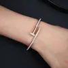 Carter Personalisiertes Luxus-Armband aus nagelförmigem Titanstahl mit farblosem Diamant-Clip