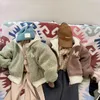 Abrigo de plumas moda invierno bebés niñas abrigos de piel para niños verde Beige letra sudaderas con capucha cremallera cárdigans para niños prendas de vestir para niños