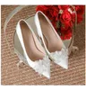 Sapatos de vestido Tamanho 30-44 Mulheres de seda Chunky Heel Point Toe Pearls High Heels Casamento Noiva Dama de Honra Branco