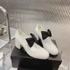 Zapatos de vestir de diseñador Marca clásica Punta redonda Cuero genuino Tacón de bloque Tacones altos Moda Mujer Primavera Otoño Arco decorado Zapatos Mary Jane