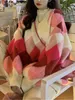 女性用の怠zyなダイヤモンドチェック路上冬冬のピンク濃い暖かいVネックプルオーバー女性のニット特大セーター240112