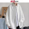 Lappster män koreanska mode vita långärmad skjortor herr harajuku svart överdimensionerad skjorta manlig knapp upp skjortor blusar 5xl 240112