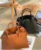 Margaux15 Automne Hiver Exclusif The-style-R NYC Minimaliste Doux Daim Fourre-Tout Park Margaux 17 Cuir Véritable Margaux 10 Spacieux Chic Grande Capacité Sac À Main